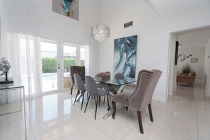 Dining - Beautiful Vacation home with Pool (Hialeah)
