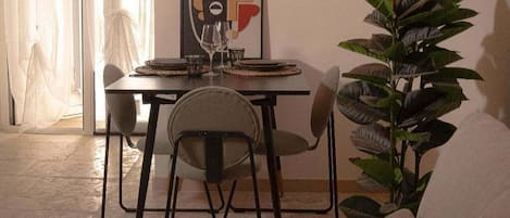 Departamento Confort, patio | Área de sala de estar | Televisión de pantalla plana