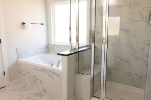 Hair dryer - Luxury Home Near Kyle Field & Expo Center (Bryan)