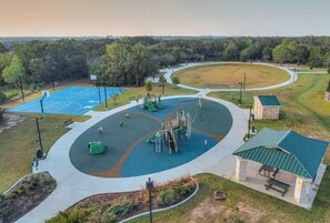 Sports court - Luxury Home Near Kyle Field & Expo Center (Bryan)