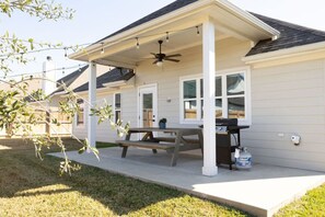 Outdoor dining - Luxury Home Near Kyle Field & Expo Center (Bryan)
