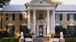 A stately building with a symmetrical facade, large columns, and a central entrance with a decorative door. - Walk to Memphis Nightlife | 100 Yr Old Cozy Apt (Memphis)