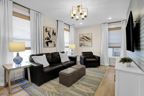 TV - Walk to Memphis Nightlife | 100 Yr Old Cozy Apt (Memphis)
