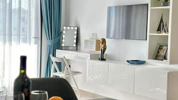 Standard Apart Daire, Bahçe Manzaralı | Oturma alanı | Kablolu TV kanalları bulunan 32 inç LCD televizyon