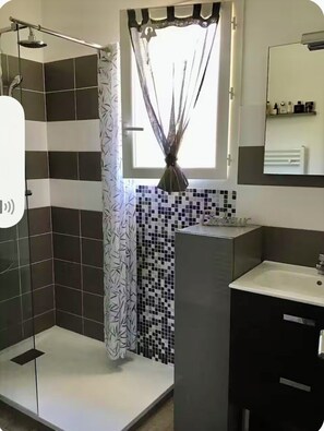 Dusche, Haartrockner, Handtücher, Seife
