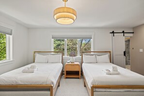 10 bedrooms, travel cot, free WiFi, bed sheets - Luxury 10BR w/Pool, Hot Tub & Pizza Oven (Stony Point)