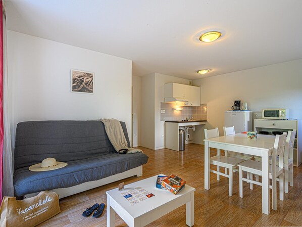 Apartment | Living room - 6-guest Spacious Apartment in Vannes (Plescop)