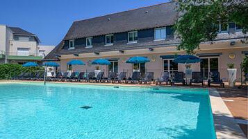 Apartment | Pool | Outdoor pool, a heated pool