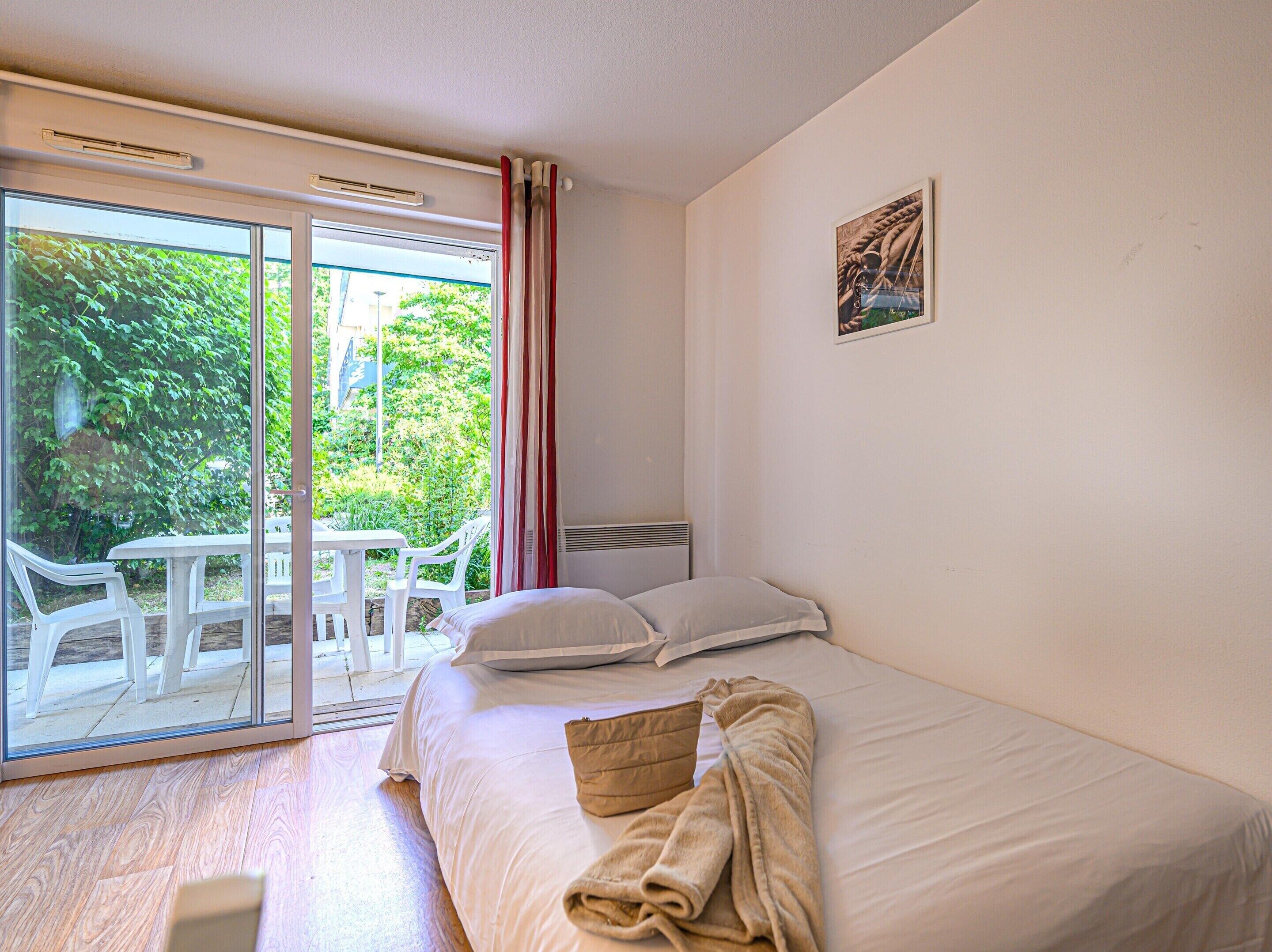 2 bedrooms, bed sheets