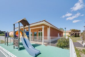 Garden - Spacious 6-person Family House (Colombiers)