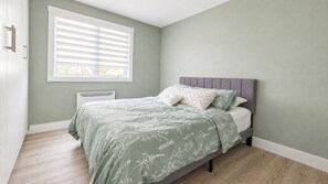 Iron/ironing board, internet, bed sheets