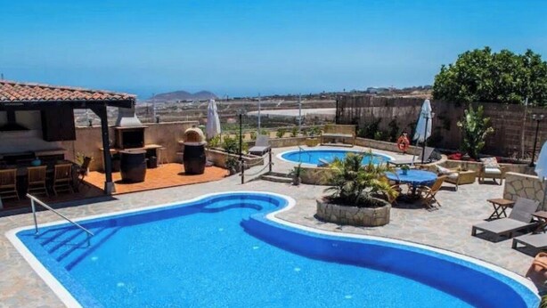 A rooftop pool with a view of the landscape, outdoor seating, and a barbecue area. - House with a Private Pool and Wi-Fi (El Rio)