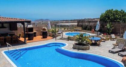 House with a Private Pool and Wi-Fi