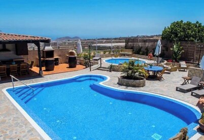 House with a Private Pool and Wi-Fi