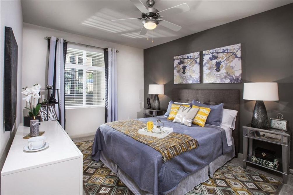 Iron/ironing board, bed sheets