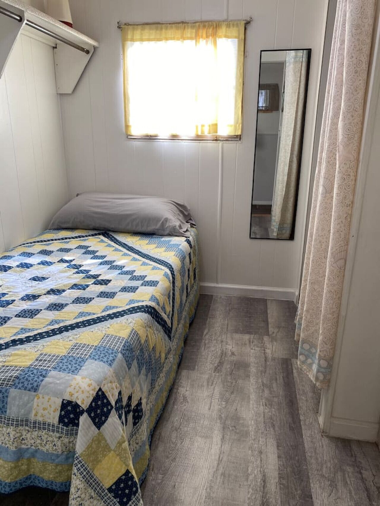 3 bedrooms, desk, WiFi, bed sheets