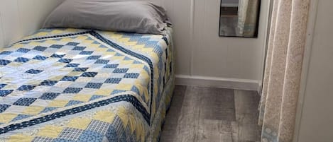 3 bedrooms, desk, WiFi, bed sheets