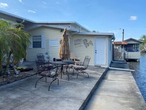 A house with a patio, outdoor furniture, and a small pool area. - Cottage With Dock | 10 Min To  Lake Okeechobee (Okeechobee)