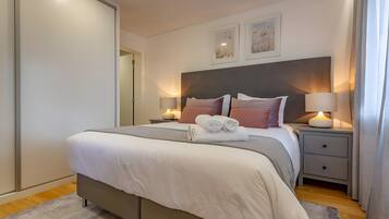 Tabla de planchar con plancha, wifi y ropa de cama