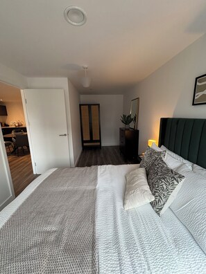 Tabla de planchar con plancha, wifi, ropa de cama