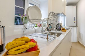 Fridge, microwave, oven, stovetop - Casa de Sao Tiago 2 – Funchal (Funchal)
