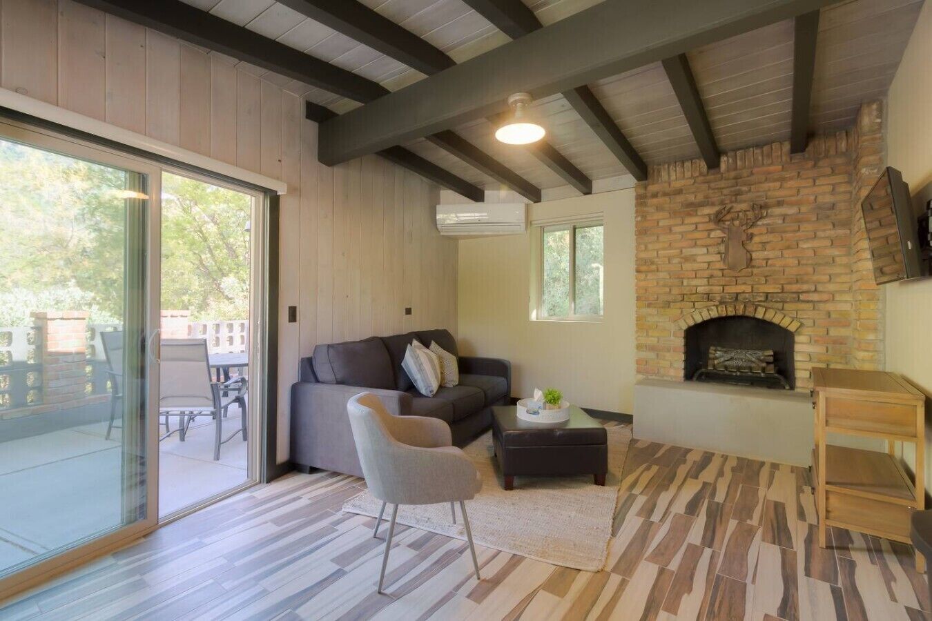 TV, fireplace