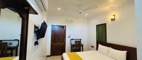 Deluxe Double Room, Balcony, Garden View | Laptop workspace