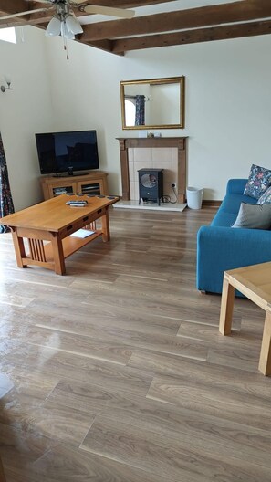 Living area - Lovely 3-bedroom house near Robin Hood's Bay perfect for relaxing peaceful break (Robin Hood's Bay)