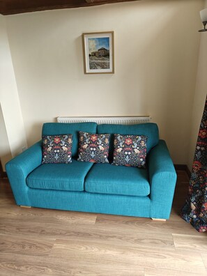 Living area - Lovely 3-bedroom house near Robin Hood's Bay perfect for relaxing peaceful break (Robin Hood's Bay)