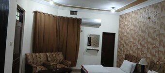 Lovely 7-bedroom lodge in Bahawalpur perfect for group getaways
