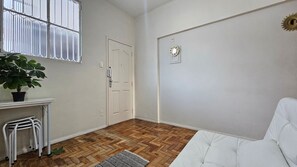 Apartment | Living area - Refúgio aconchegante 5 minutos da praia (Rio de Janeiro)
