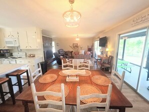 Dining - The Happy Place - A flat lot without any steps to the dock! (Abbeville)