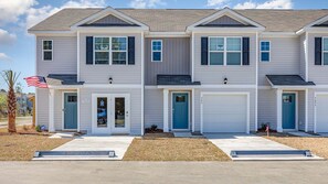 Exterior - Modern 3BR Townhouse w/ Porch Near Beach & Golf - Surfside Beach (Surfside Beach)
