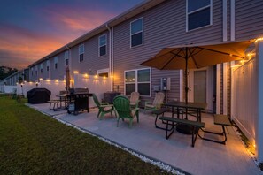 Outdoor dining - Modern 3BR Townhouse w/ Porch Near Beach & Golf - Surfside Beach (Surfside Beach)