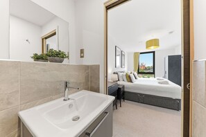 2 chambres, fer et planche à repasser, Wi-Fi, draps fournis