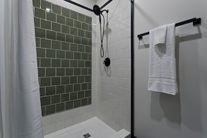 Shower, towels, soap, shampoo - Hotel Biloxi (Biloxi)