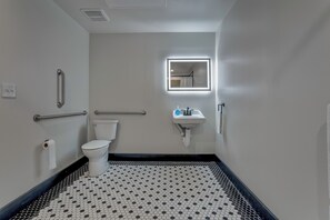 Room, Mobility Accessible, Courtyard View | Bathroom | Shower, towels, soap, shampoo