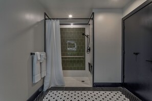 Room, Mobility Accessible, Courtyard View | Bathroom | Shower, towels, soap, shampoo
