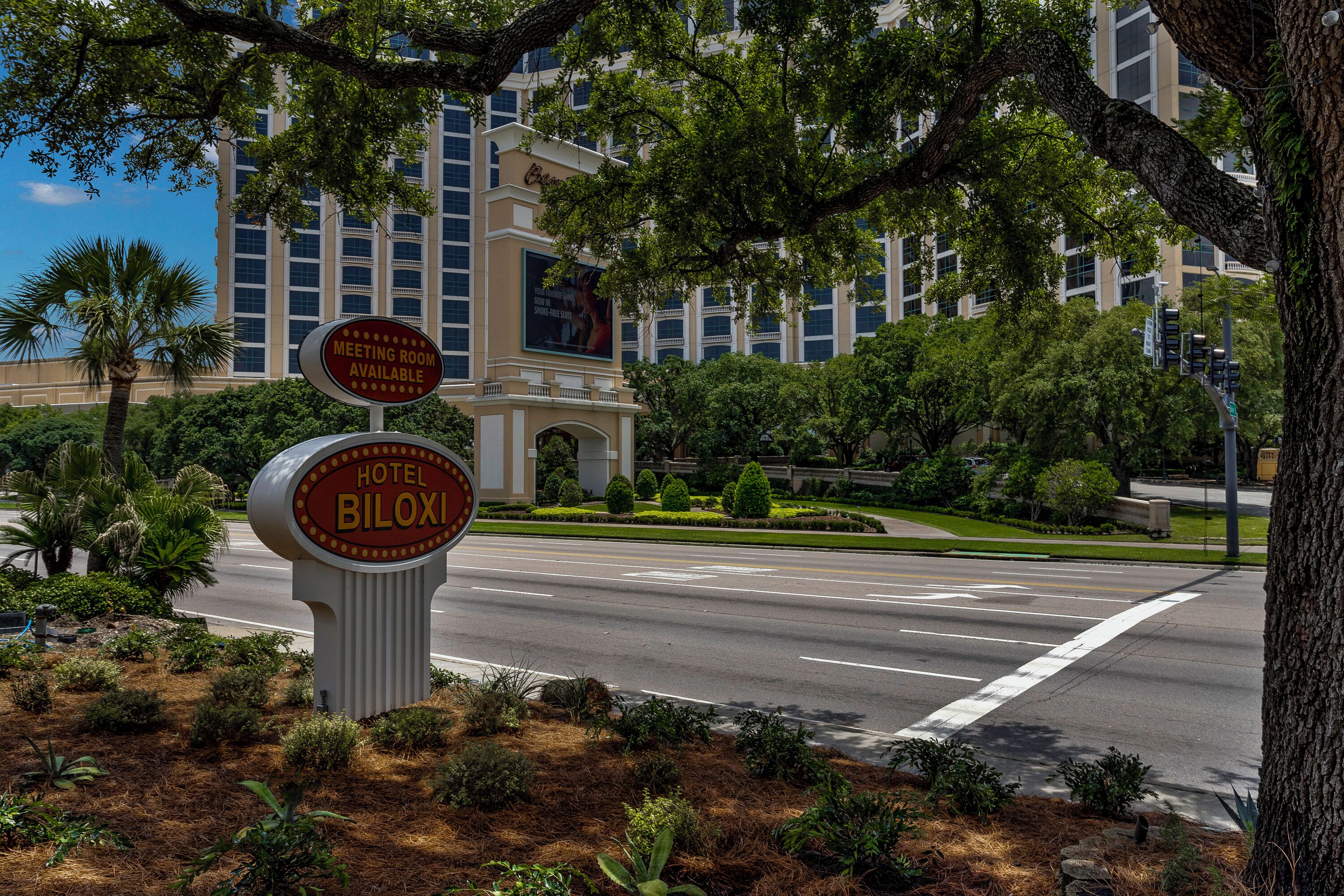 Señal de hotel que indica 'Hotel Biloxi' y 'Salón de Reuniones Disponible', mostrando un hotel con salas de reuniones disponibles.
