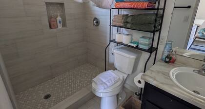 Charming studio in Ocean Beach San Diego. 2.5 blocks from Ocean. Private Parking