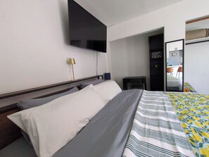 WiFi, bed sheets, wheelchair access - Charming studio in Ocean Beach San Diego. 2.5 blocks from Ocean. Private Parking (San Diego)