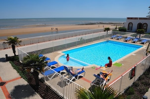 Apartamento | Piscina | Una piscina al aire libre, una piscina climatizada