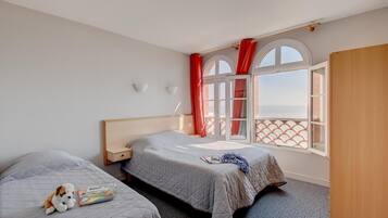 1 bedroom, bed sheets