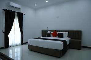 Habitación Deluxe doble, balcón, vistas al jardín | Espacio para trabajar con un portátil y wifi gratis
