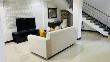 Phòng 4 Cao cấp, ban công, quang cảnh vườn | Khu phòng khách