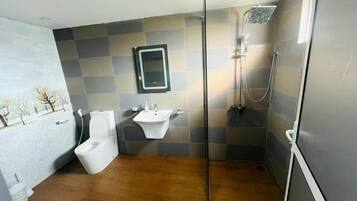 Phòng 4 Cao cấp, ban công, quang cảnh vườn | Phòng tắm | Buồng tắm vòi sen, máy sấy tóc, khăn tắm, xà phòng