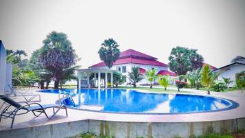 Hồ bơi ngoài trời
