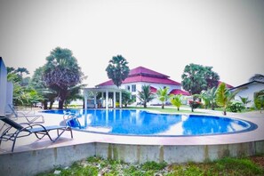 Una piscina al aire libre