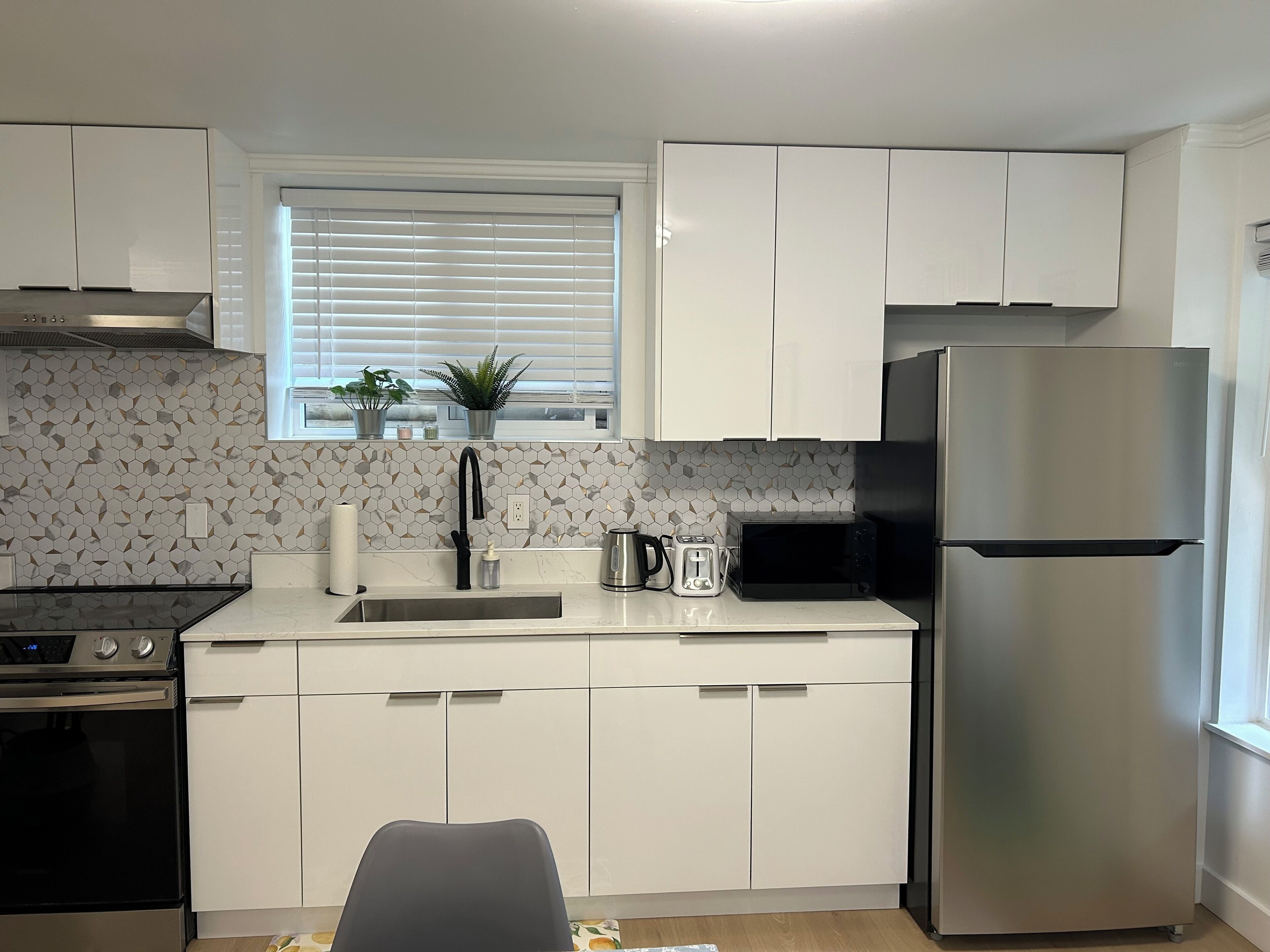 Microwave, oven, stovetop, coffee/tea maker