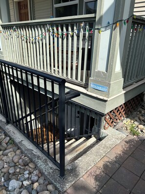 Exterior detail - Modern & Cozy 2BR Guest Suite near shops & restaurants in clayton height (Surrey)